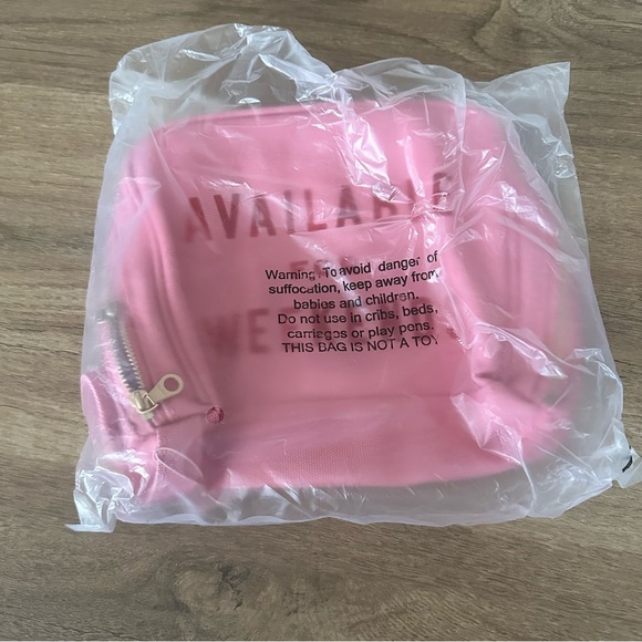 ban.do The Getaway Toiletries Bag - Available For Weekends - Picture 3 of 9